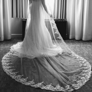 NEVER WORN Cathedral lace wedding veil in ivory